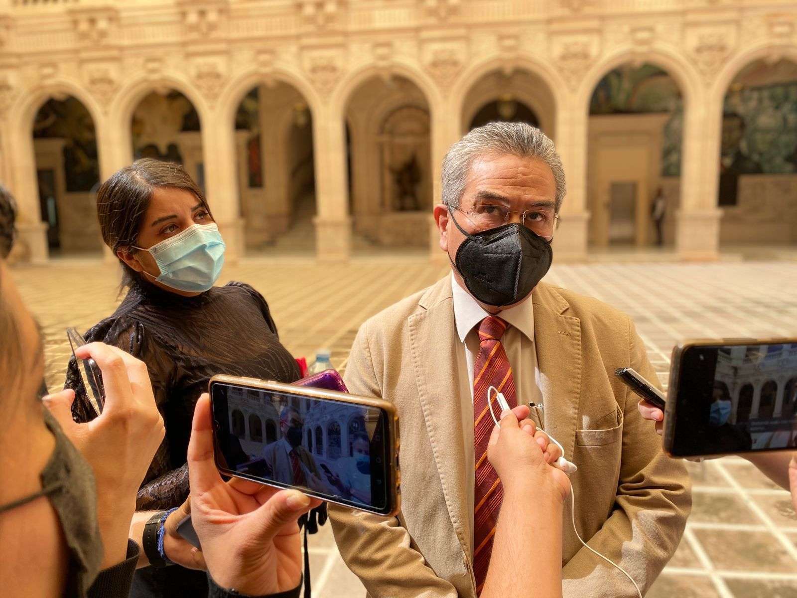Debe salud 900 mdp que heredó corral a nueva administración
