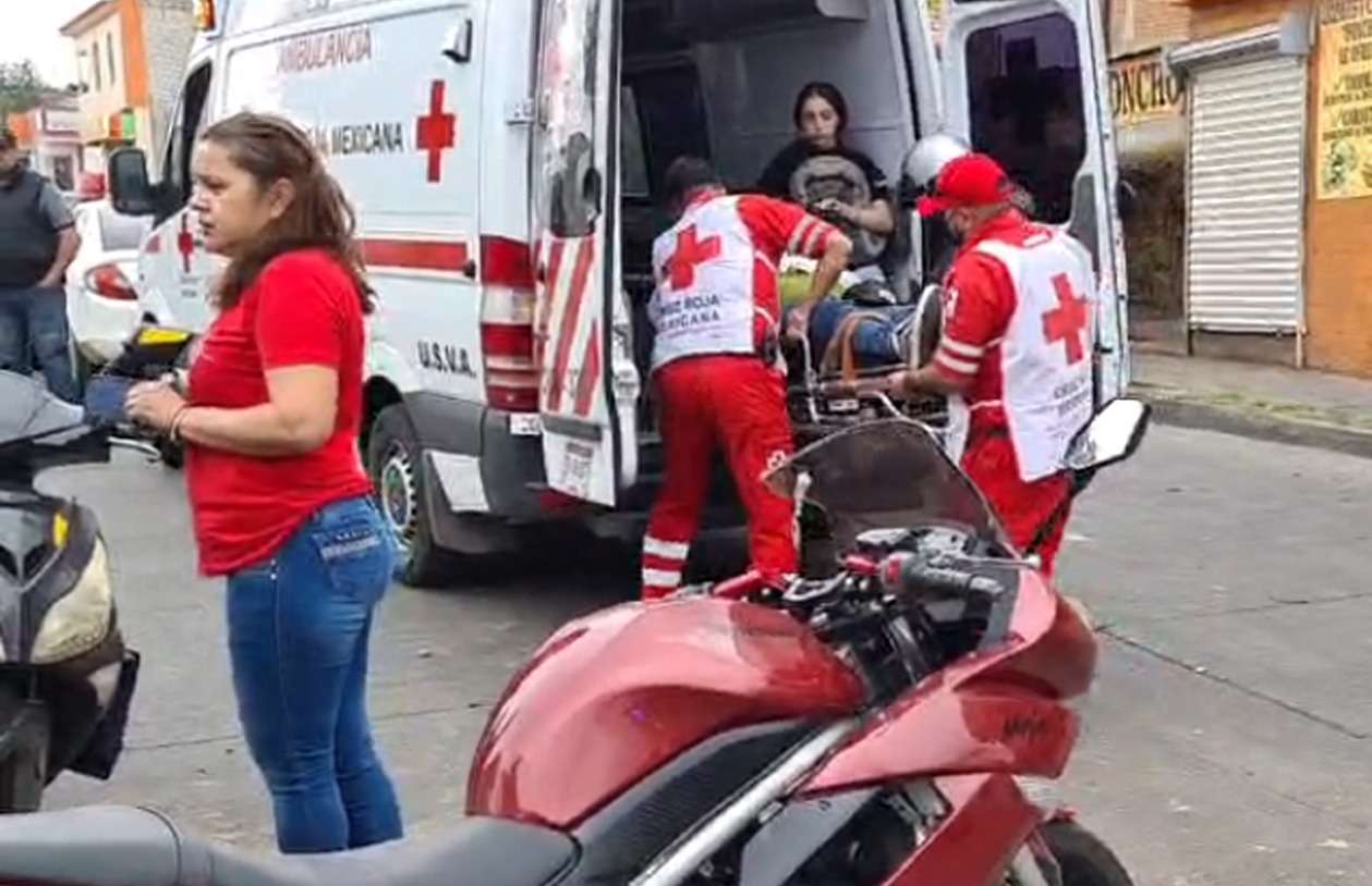 Deja choque dos lesionados en avenida centauro