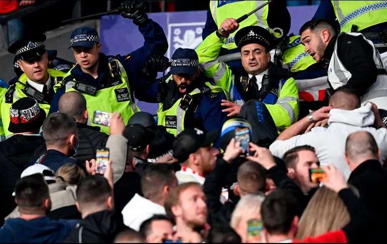 Se enfrentan hooligans húngaros vs policías en partido en wembley