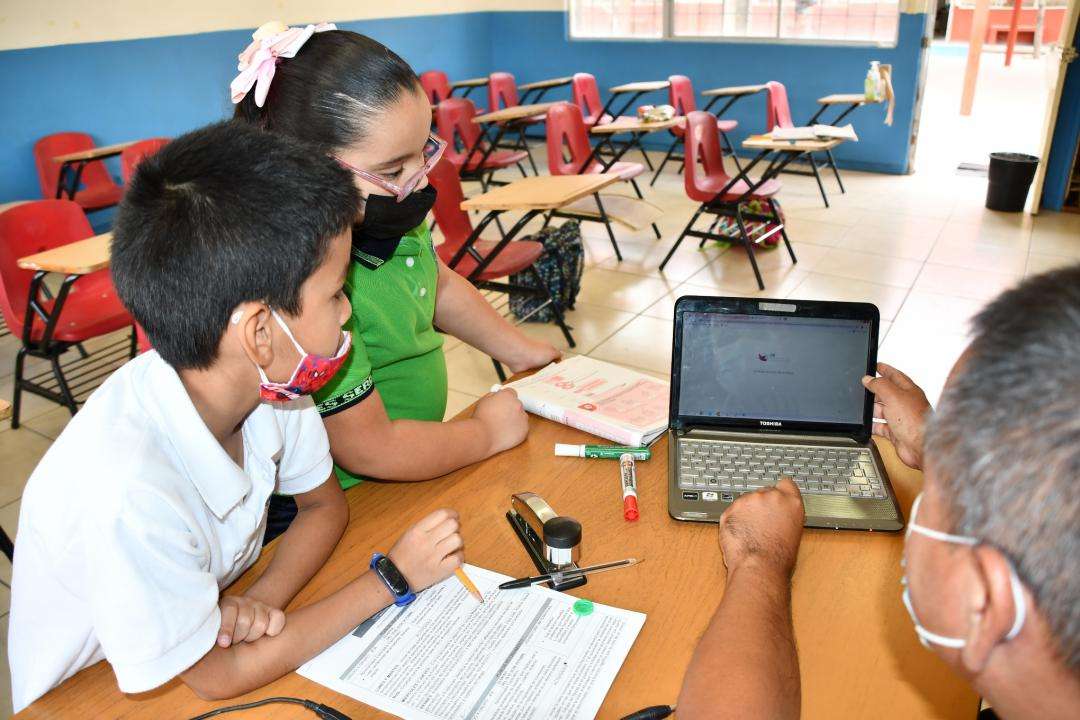 Benefician con internet a más de 300 escuelas del nivel básico