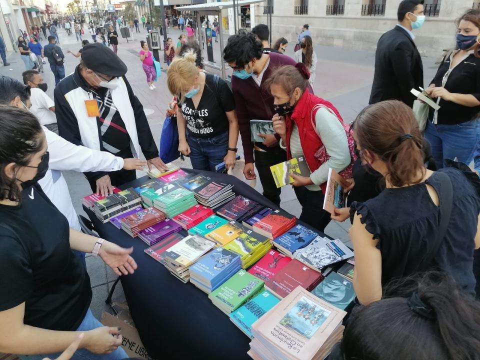 Distribuyen de forma gratuita más de 5 mil libros en el centro histórico de la ciudad