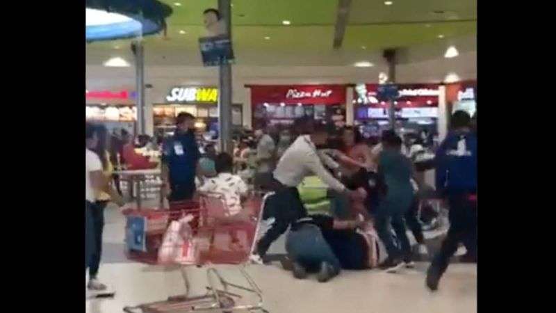 Familias pelean por una mesa en una plaza comercial 