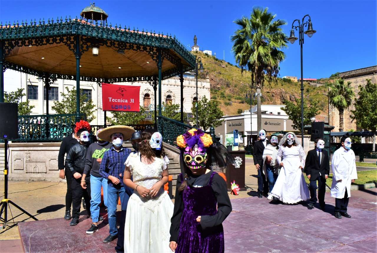 Muestra artística y pictórica de día de muertos por escuela secundaria