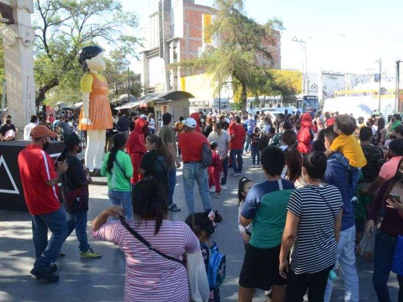 Muñeca de el juego del calamar llega al centro de monterrey