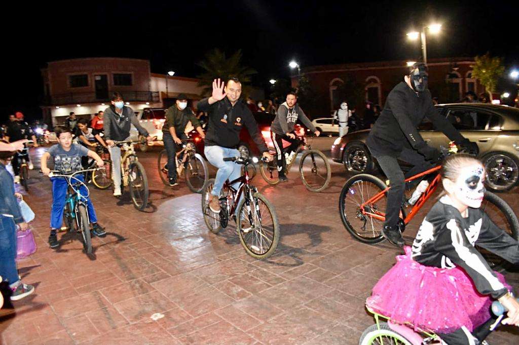 Encabeza el alcalde césar peña la bicicleteada nocturna