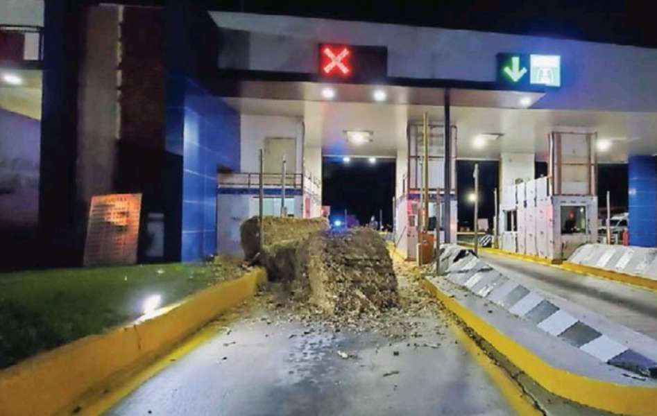 Caen pacas de gran tamaño en caseta de peaje
