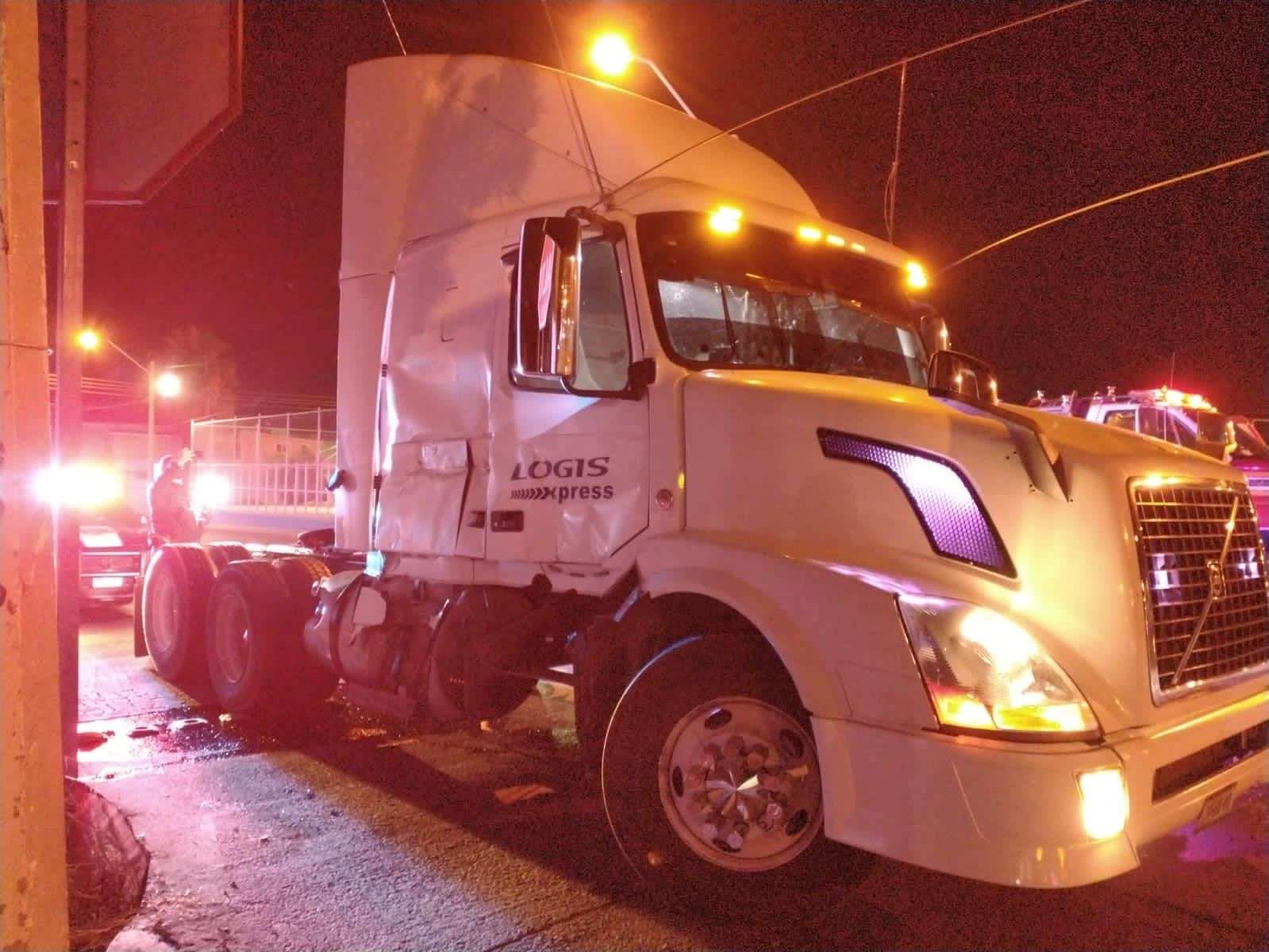 Intenta Tráiler Ganarle Al Tren Y Lo Chocan En La Colonia Dale La Opción De Chihuahua 5405