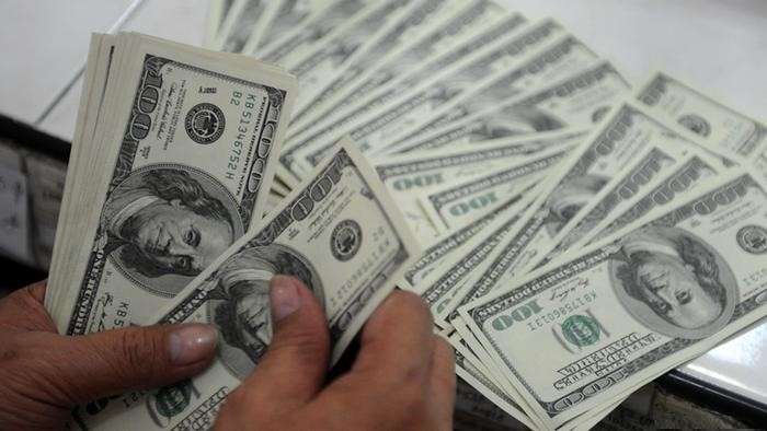Se arma caos en autopista luego que dejaran caer fajos de dinero