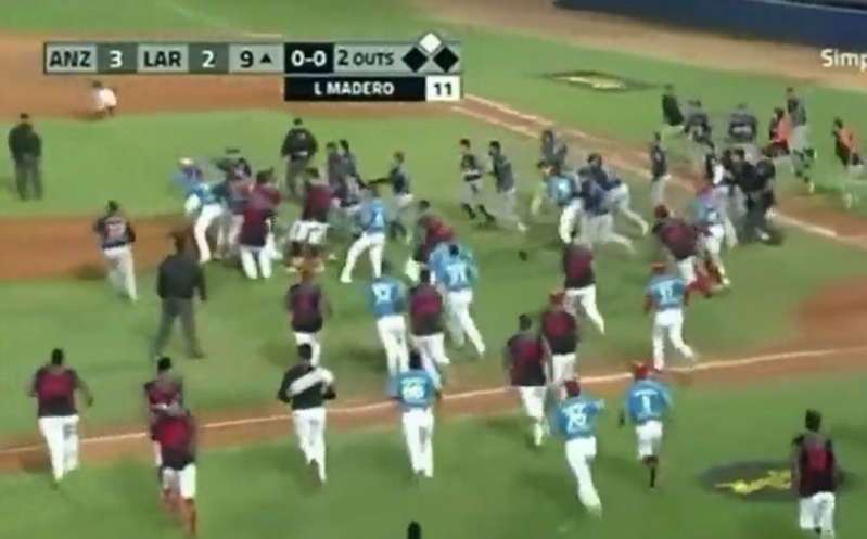 Lvbp: brutal pelea entre cardenales y caribes (video)