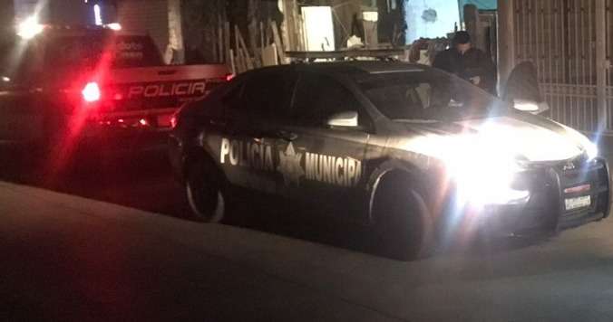 Se lesiona mujer al caer de la azotea