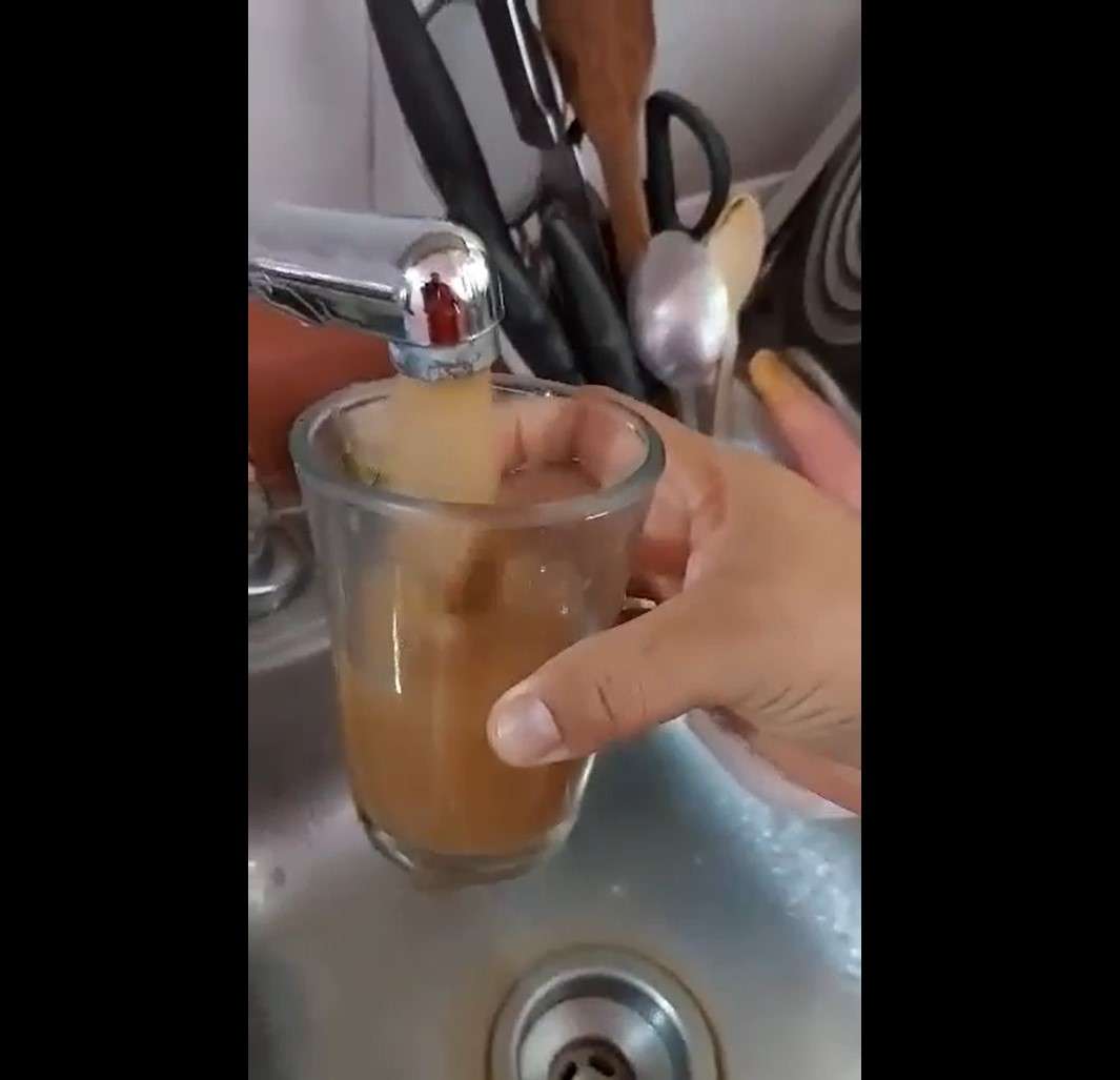 VIDEO: mira cómo sale agua chocolatosa en hogares de esta colonia 