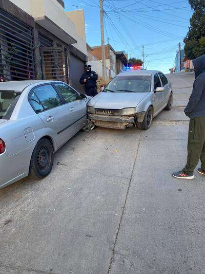 Choca vs vehículo estacionado y se da a la fuga | La Opción de Chihuahua
