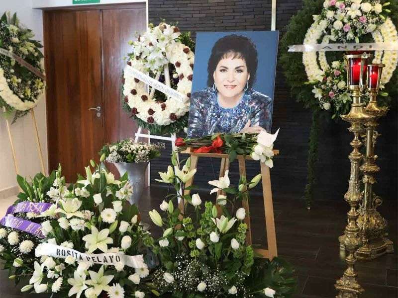 Alistan homenaje a carmen salinas; decenas de personas salen a la calle a despedirla