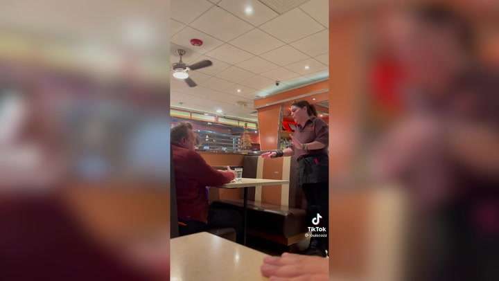 Video: Calla mesera a un cliente grosero