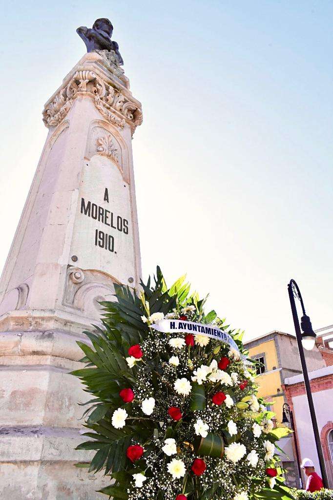 Colocan flores en monumento a morelos a 207 años de su deceso