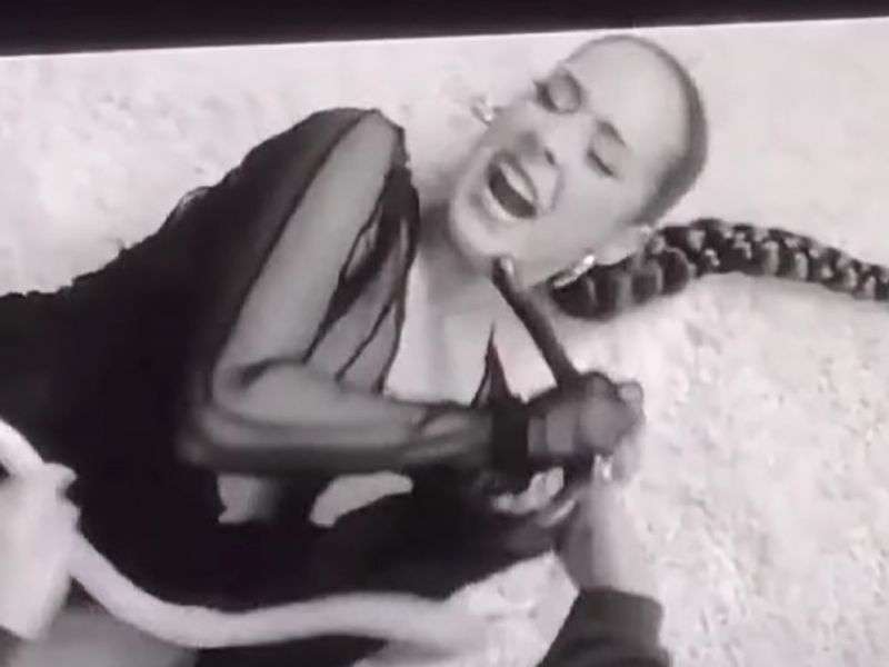 Muerde serpiente a cantante mientras grababa vídeo musical