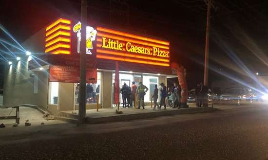Siguen largas filas en little ceasars