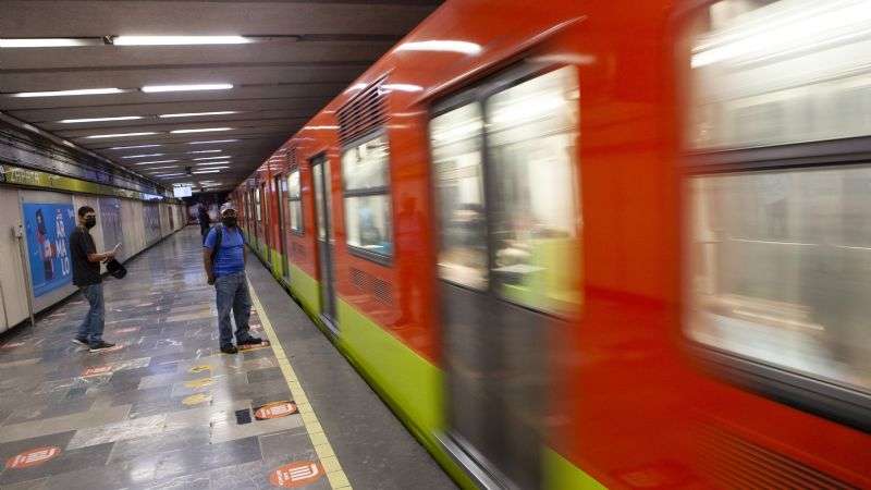 Saltó a las vías para recuperar su celular, pero murió electrocutado en ...