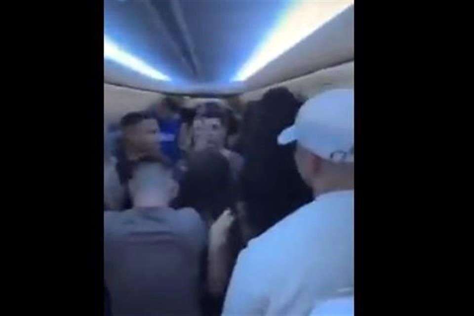 Quedan canadienses varados en cancún tras fiesta en vuelo
