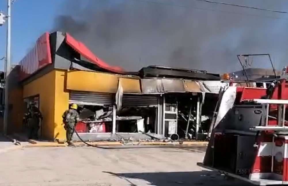 Van 7 incendios provocados en autos y un oxxo