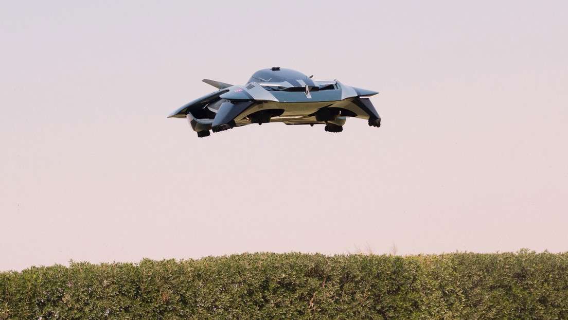 Realizan vuelo de prueba del auto volador futurista