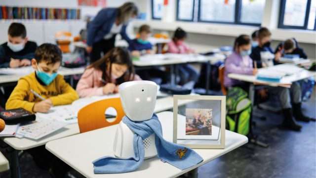 Asiste robot avatar a la escuela en lugar de alumno enfermo