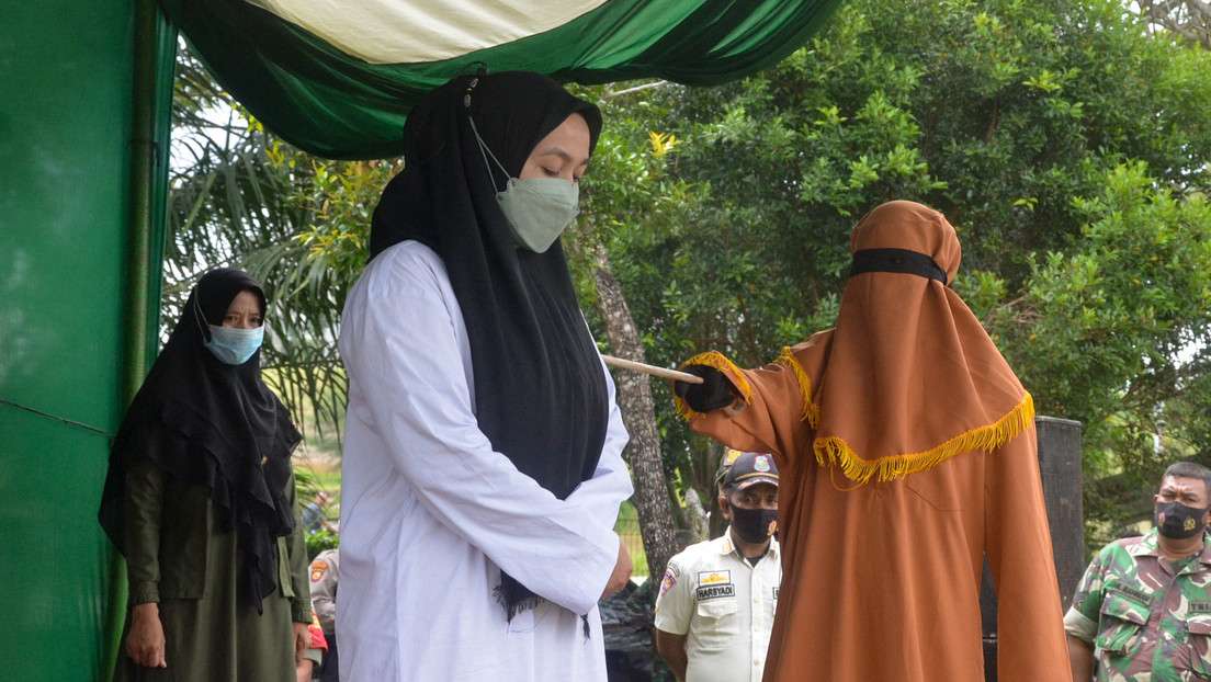Recibe mujer indonesia 100 bastonazos por cometer adulterio