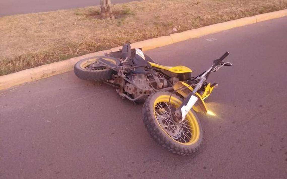 Cae de motocicleta tras emparejársele auto en camargo