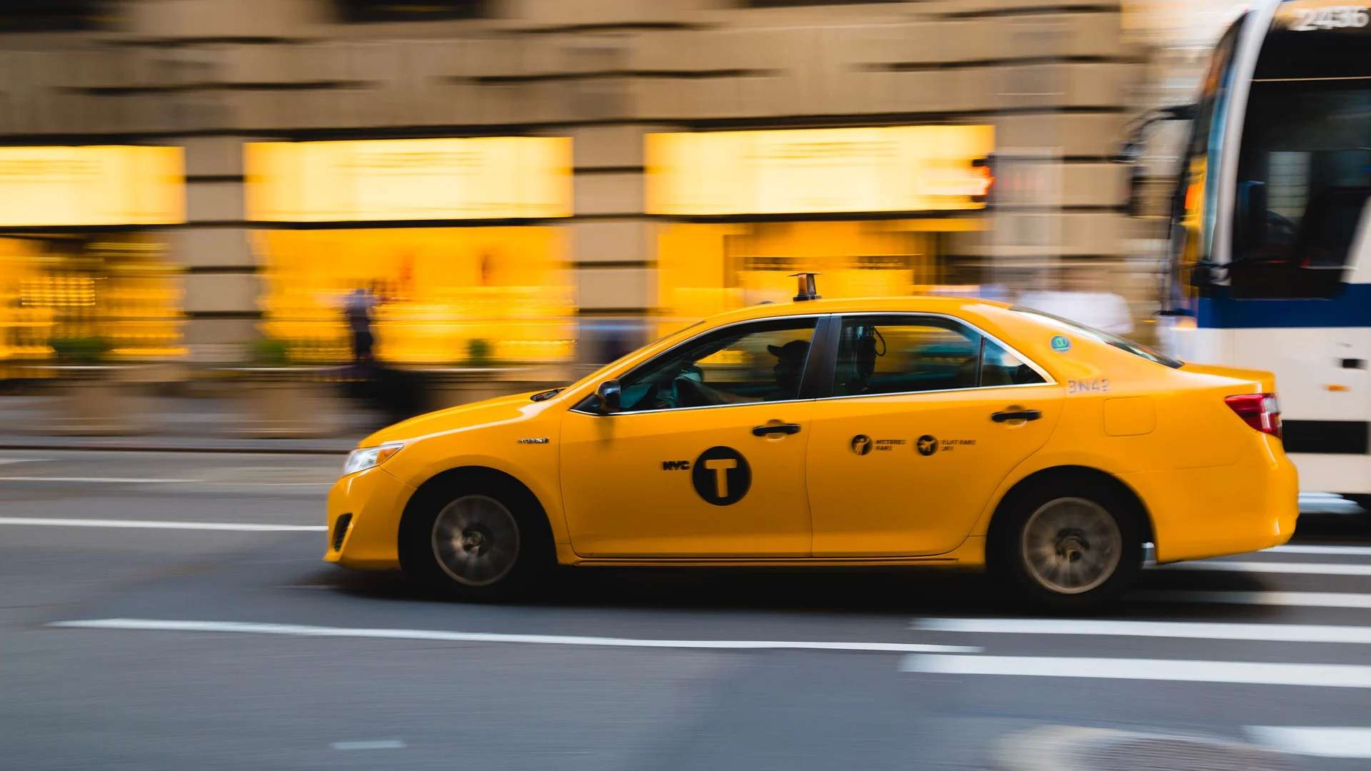 Taxi cobra más de 230 mil pesos a pasajeros por un viaje de 11 minutos
