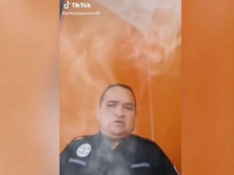 Comandante de cuautla imita a teniente harina con uniforme y arma de cargo