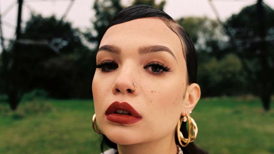 Lanza lola young su sencillo so sorry