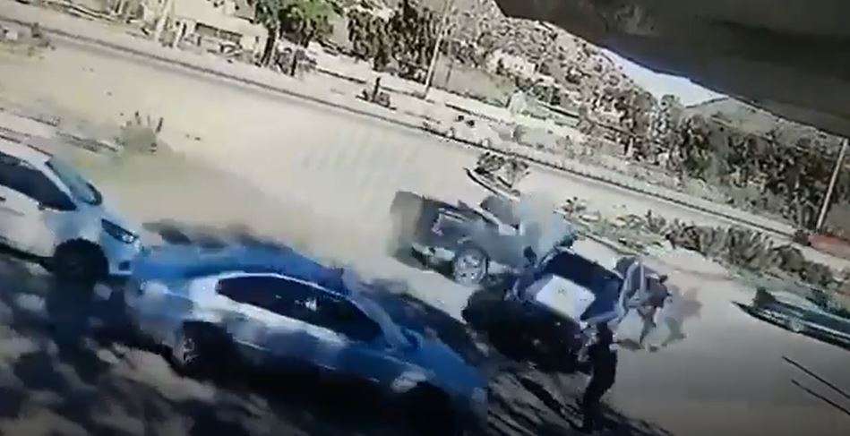 Vídeo: arrollan a policía tras persecución por robo de pickup