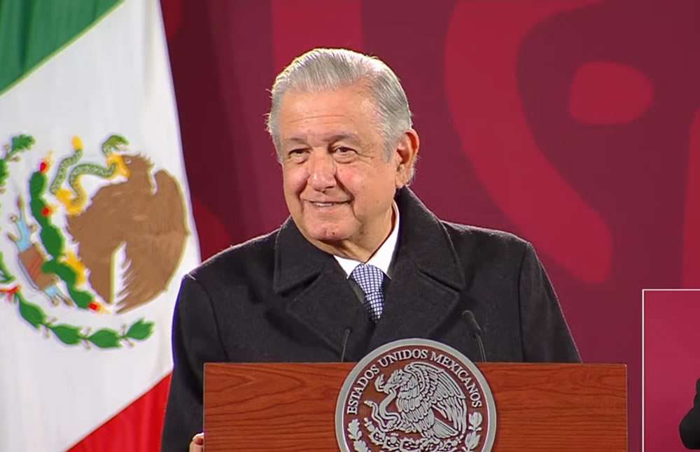 Dice amlo que la esposa de su hijo tiene dinero