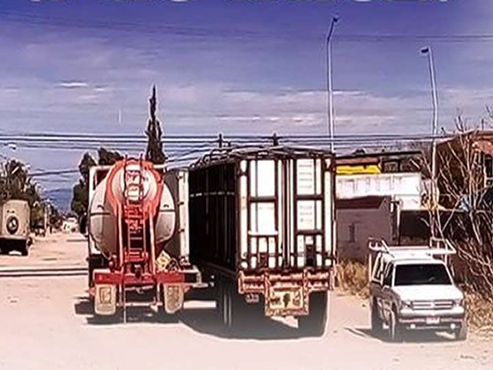 Bloquean avenida con trailers, se quejan vecinos de taller