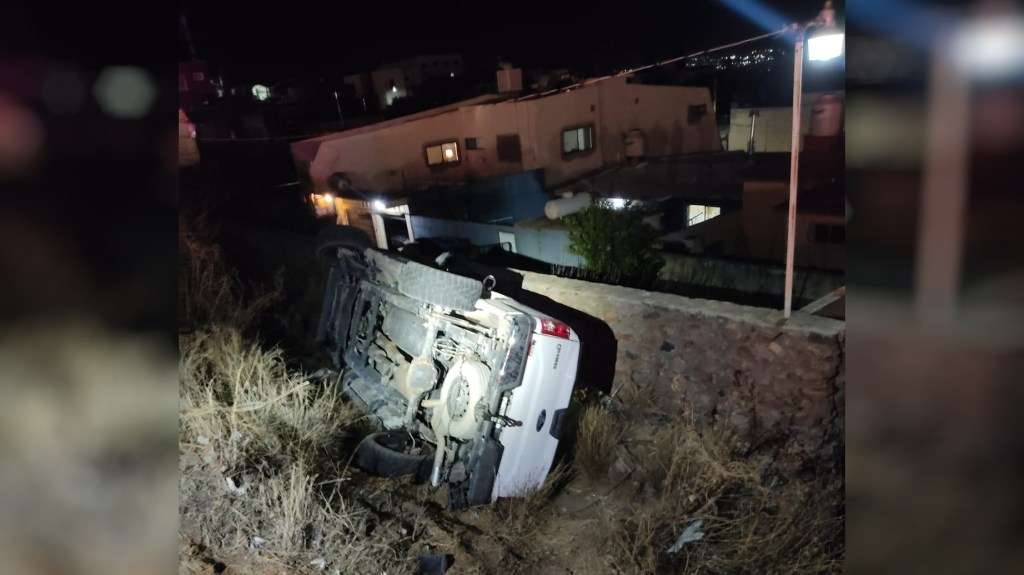 Ocasiona taxista choque y vuelca en el perisur