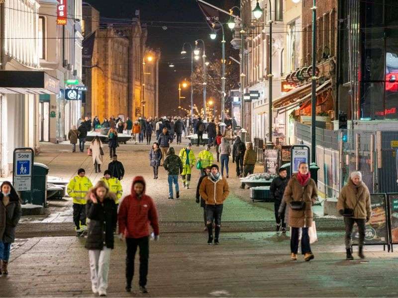 Le dice adiós noruega a mascarillas y sana distancia