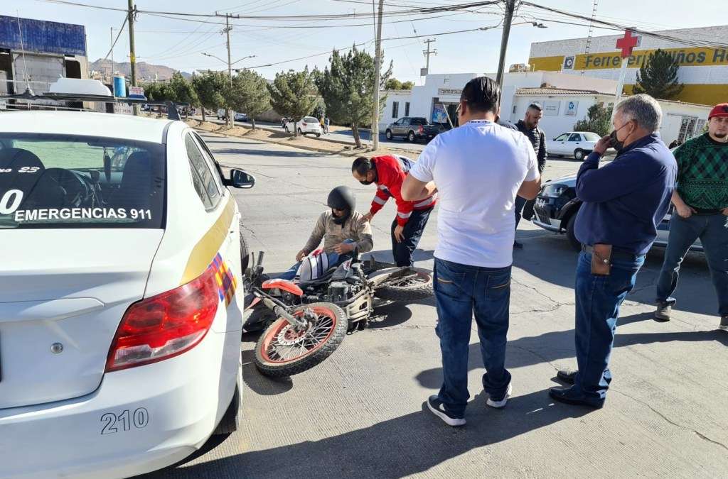 Impacta taxi a motociclista y lo lesiona en parral