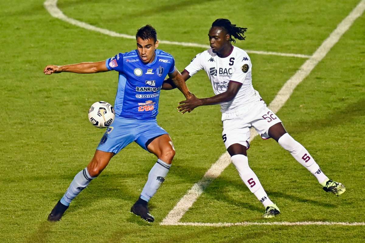 Marca isaac acuña en el empate del santa lucía en guatemala