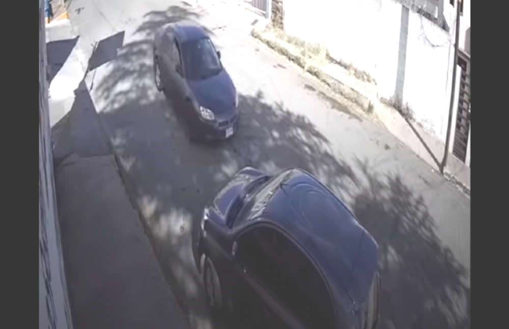 Choca auto estacionado y se fuga | La Opción de Chihuahua