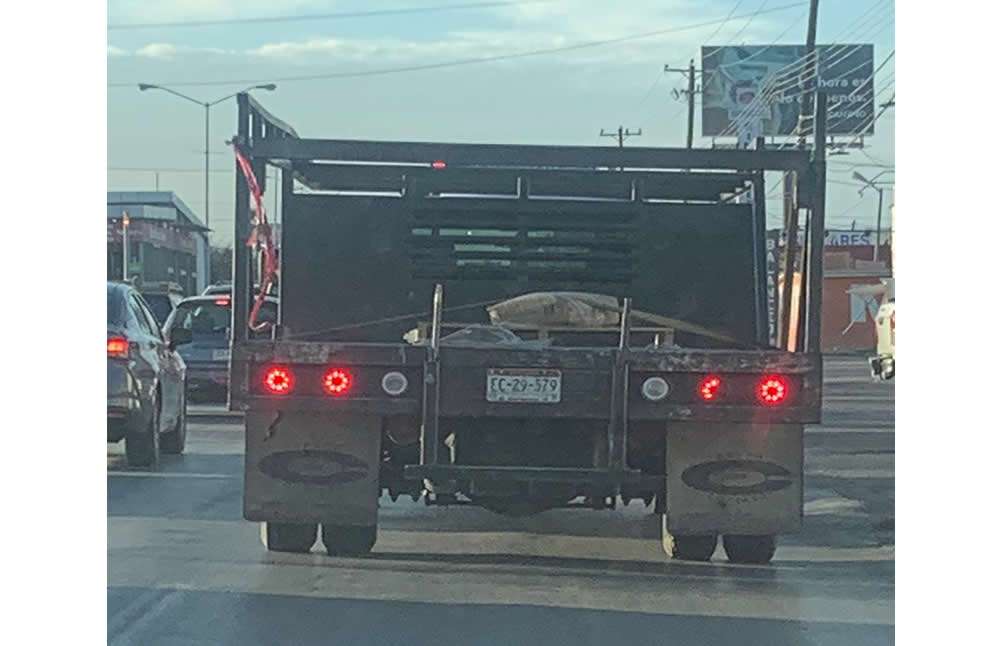 Camión choca auto y se da a la fuga | La Opción de Chihuahua