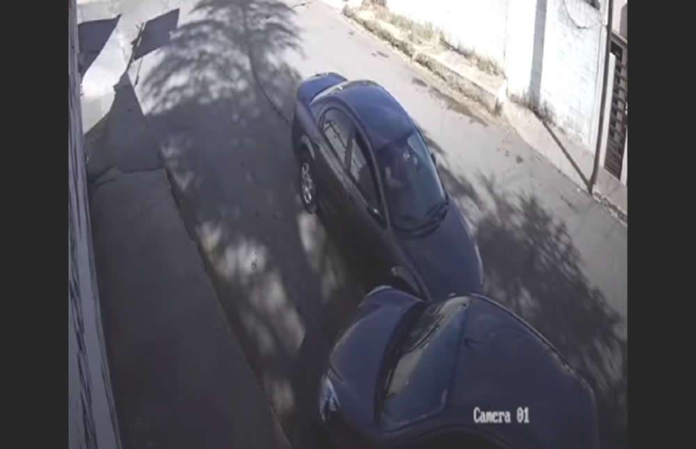 Choca auto estacionado y se fuga | La Opción de Chihuahua