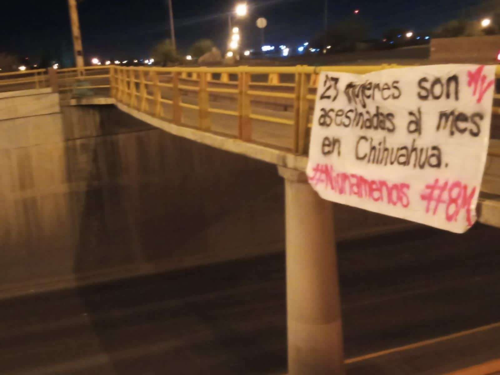 Cuelgan manta feminista en puente de la tecnológico y nogales 