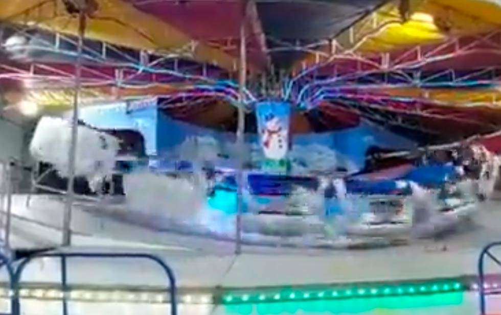 Terrible acccidente en juego mecánico deja dos niños heridos