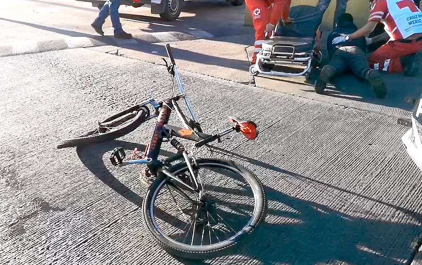 Embiste taxi a ciclista y lo lesiona