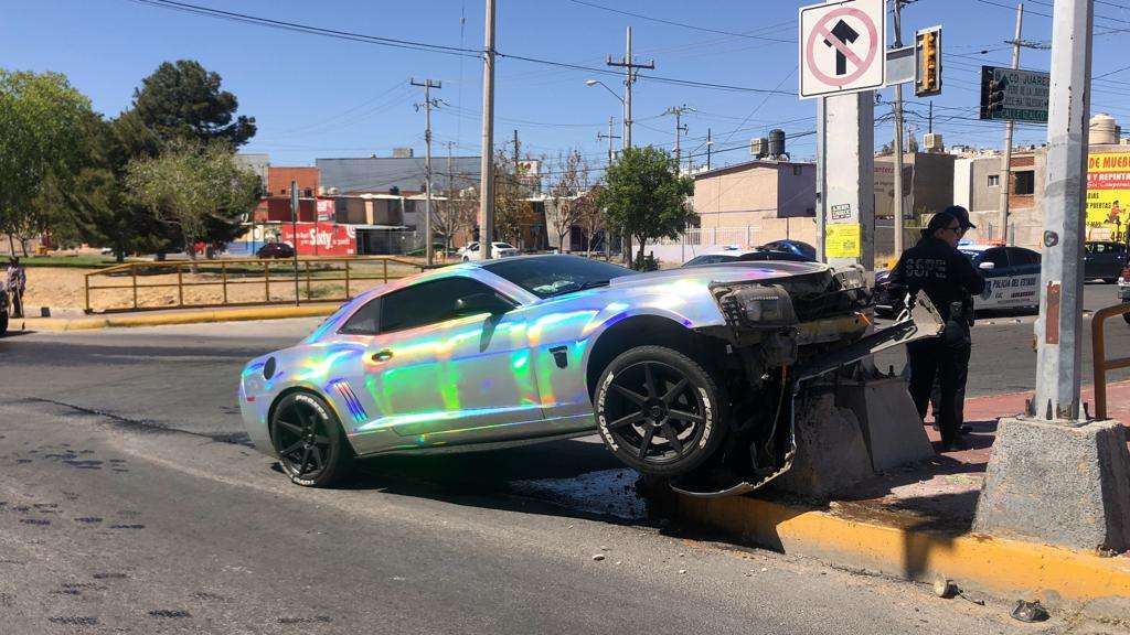 Se estrella en su camaro tornasol en el panorámico | La Opción de Chihuahua