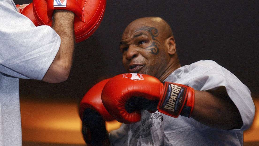 Le apunta a mike tyson con arma
y no se inmuta