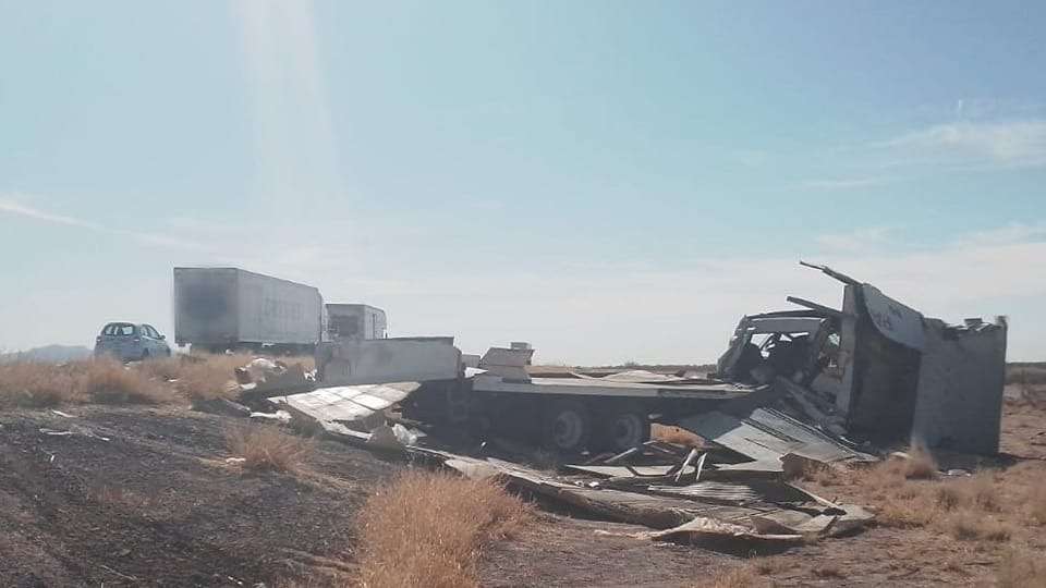 Vuelca tráiler en la carretera gómez palacio-jiménez