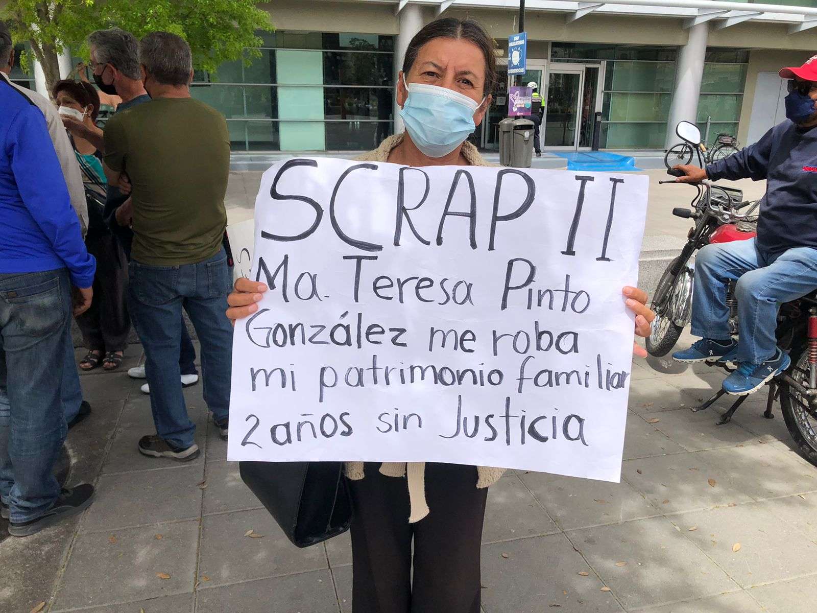 Protesta contra empresa scrap ii afuera del congreso