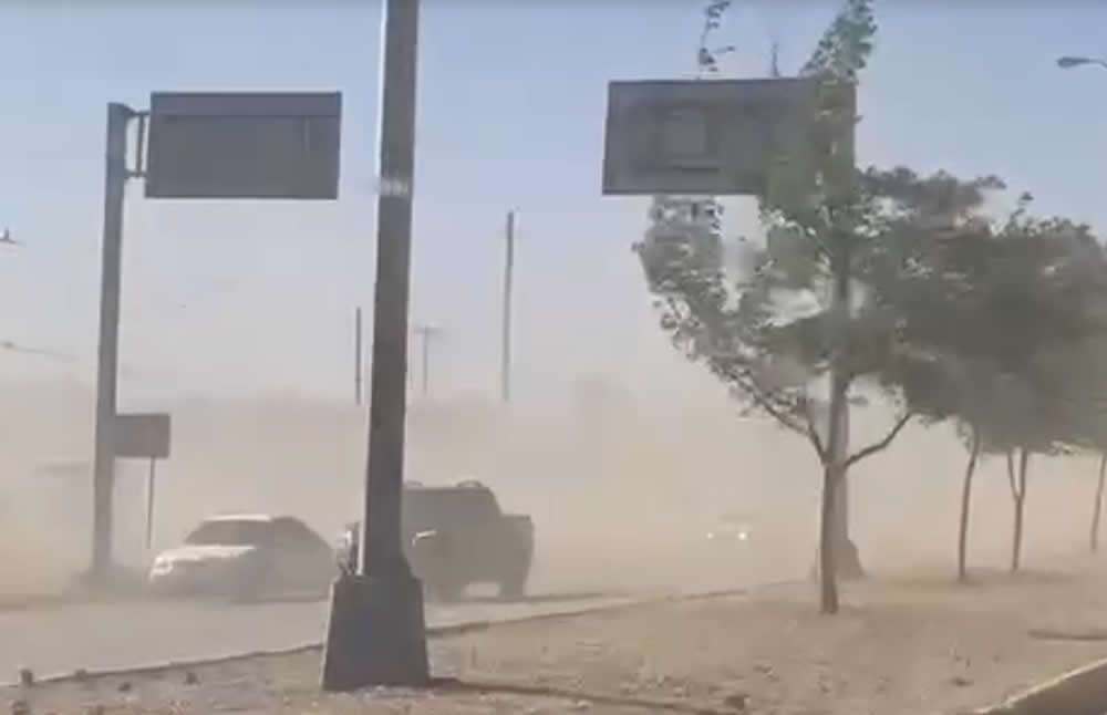 Viento levanta polvareda cegando a automovilistas