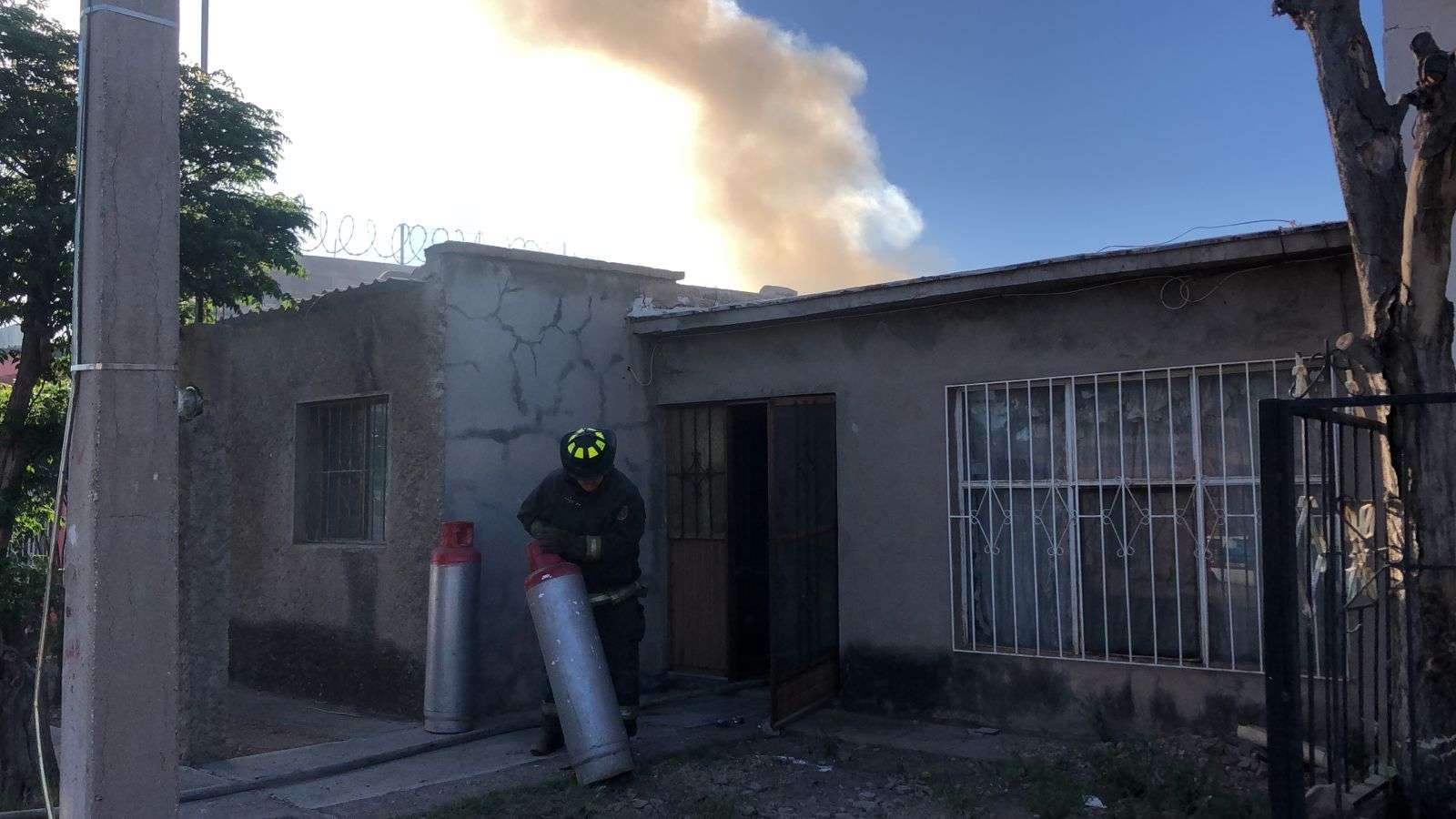 Se incendia patio de vivienda en la villa | La Opción de Chihuahua
